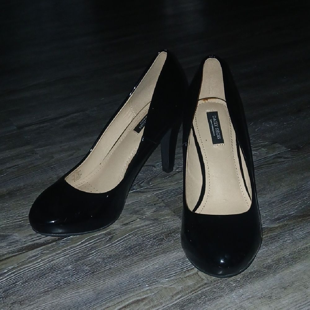 Daily Shoes Pager black patent 3.75" heels  Sz 9 EUC